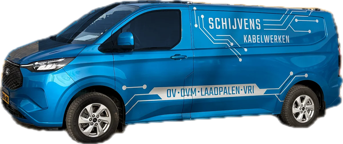 De blauwe, volledig elektrische bedrijfsbus van Schijvens Kabelwerken, met de bestickering OV, DVM, laadpalen en VRI